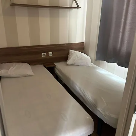 Mobil Au Castellas Marseillan Kamp alanı